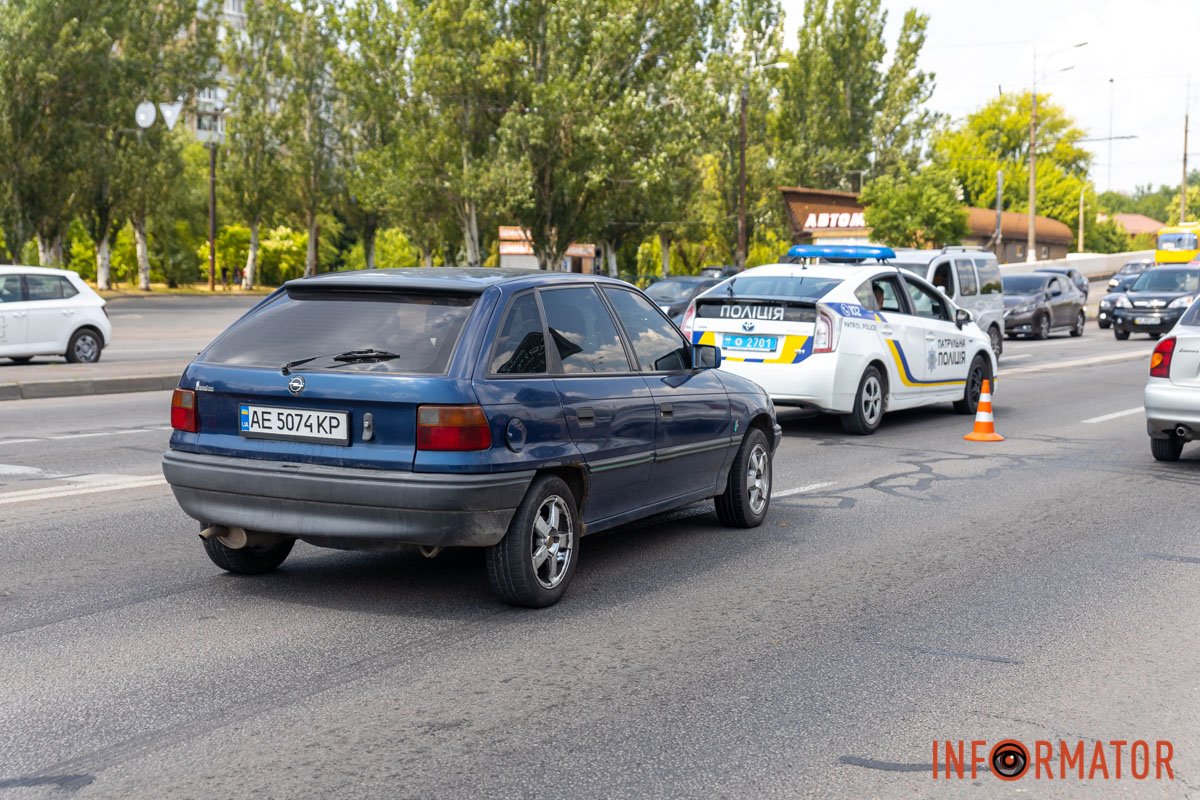 Opel їхав Слобожанським проспектом в крайній лівій смузі 