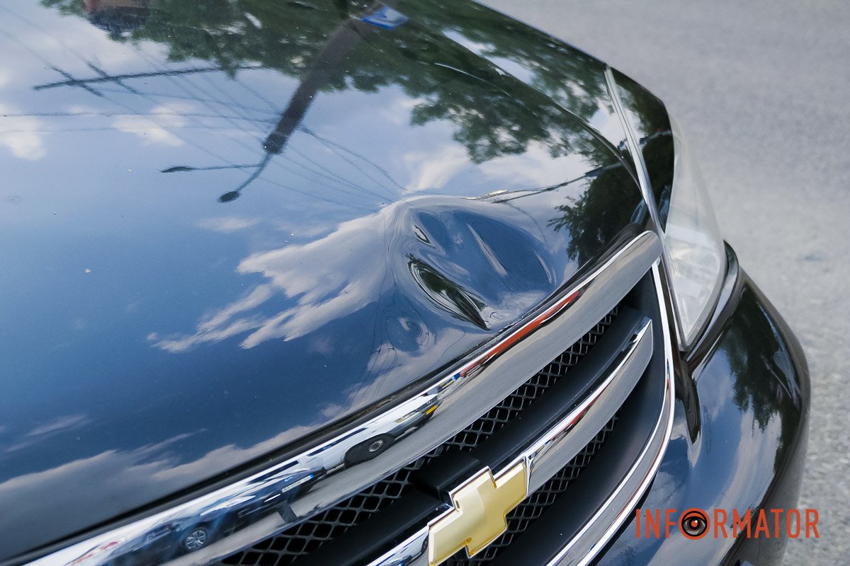 Хлопчик перетинав проїзд по переходу Хлопчик перетинав проїзд по переходу