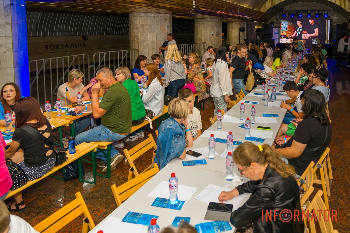 Всі люди отримали багато позитиву та пішли додому з посмішками Всі люди отримали багато позитиву та пішли додому з посмішками