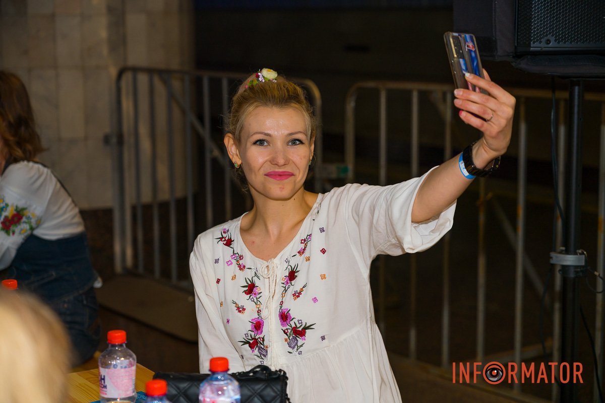 Чекав, що прийдуть людей 20, вони посидять щось почитають та розійдуться Чекав, що прийдуть людей 20, вони посидять щось почитають та розійдуться