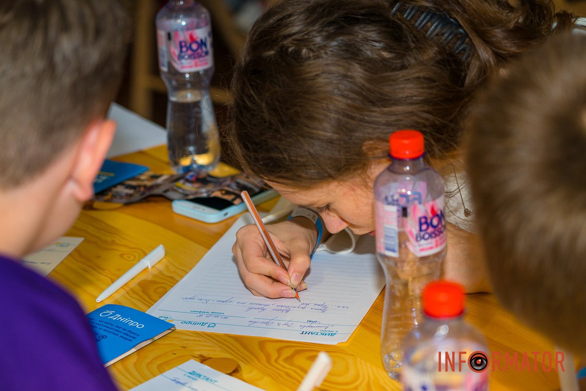 Виводять літери Виводять літери