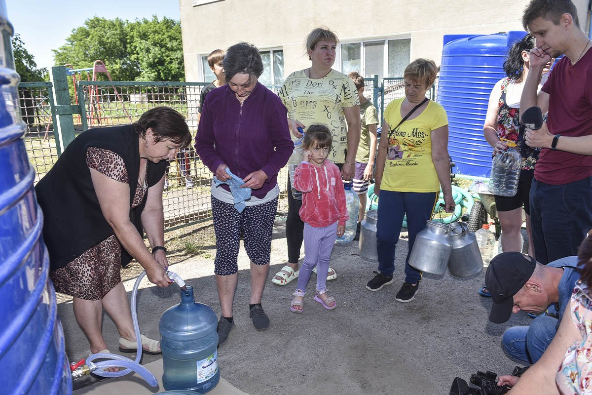 Фонд Віктора Пінчука та міжнародна благодійна ініціатива Ukraine Relief Fund передали ємності з водою