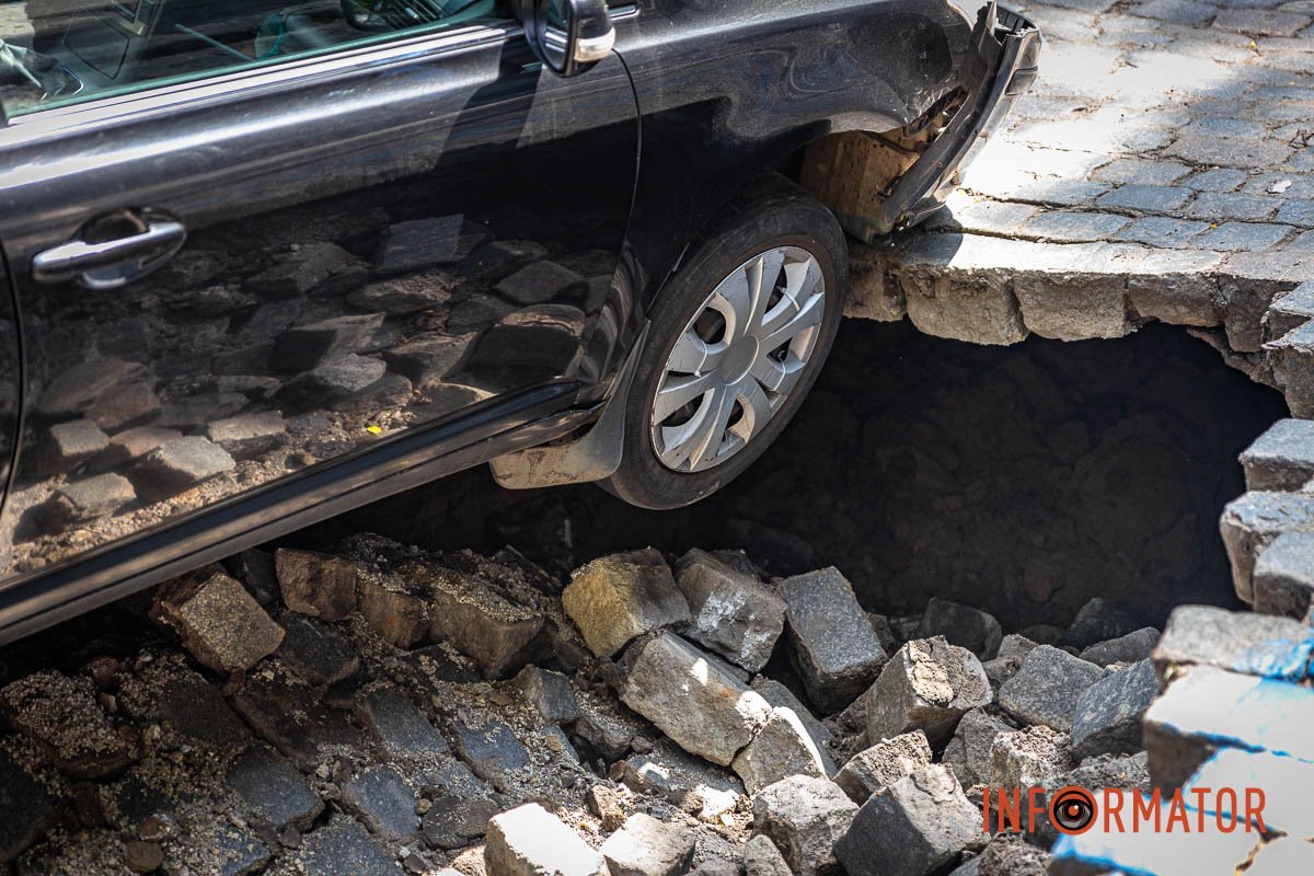 Авто повисло над ямою Авто повисло над ямою