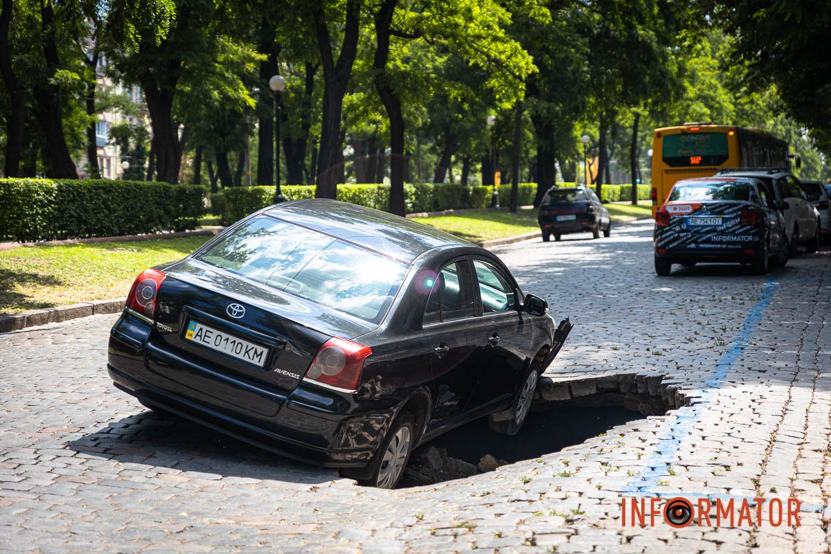 Під час руху під Toyota провалилася бруківка Під час руху під Toyota провалилася бруківка