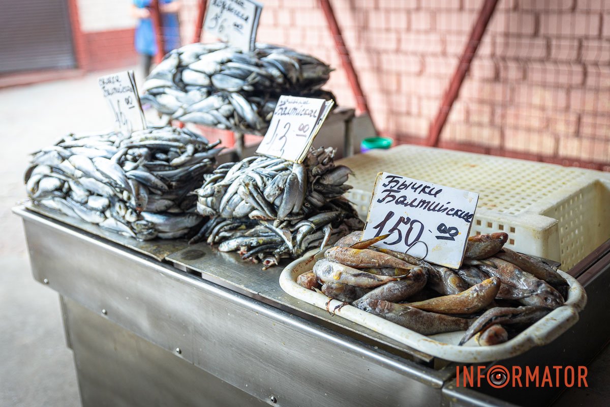 Побачивши камери, продавці сховались