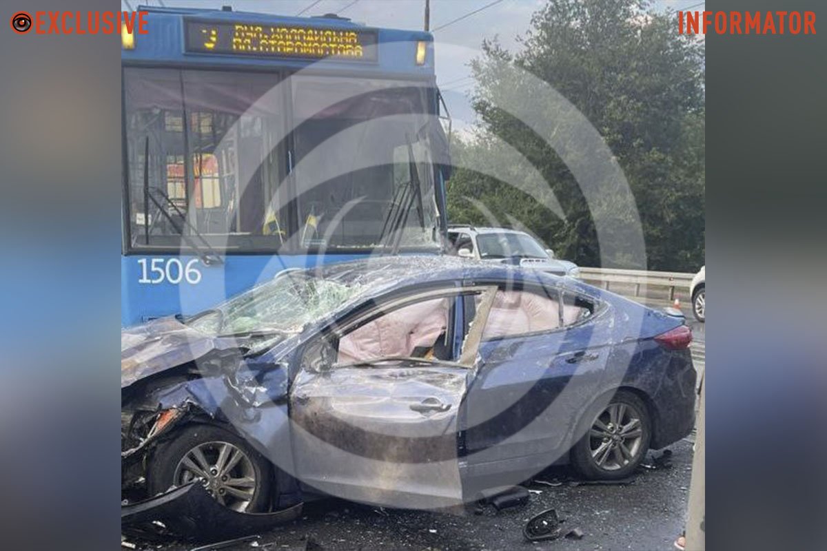 Аварія за участі 2 машин та тролейбуса 