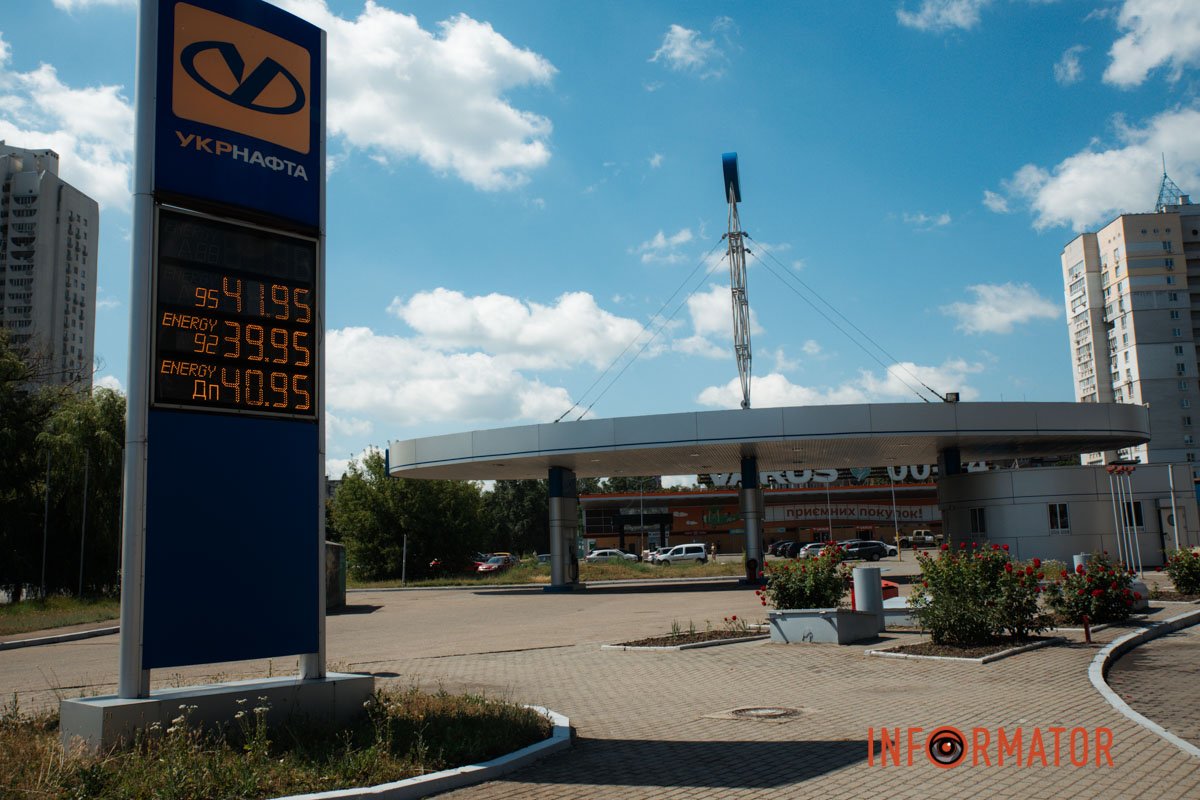 Ціна на АЗС Укрнафта зросла на 1 гривню, без черг Ціна на АЗС Укрнафта зросла на 1 гривню, без черг