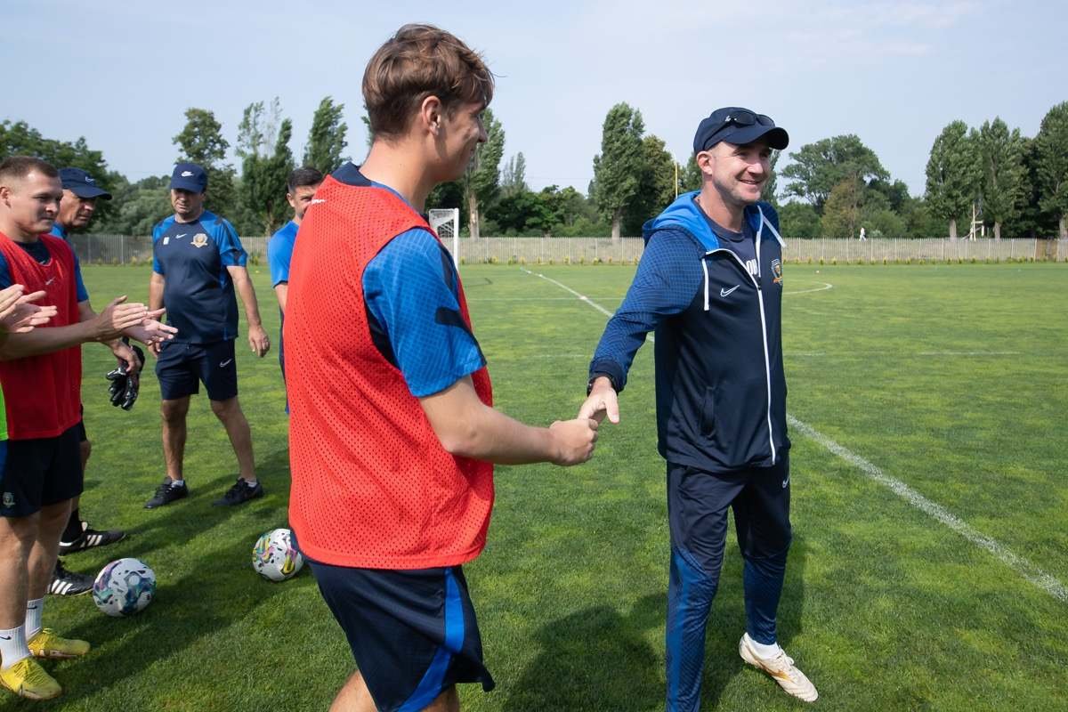 Головний тренер Олександр Кучер представив гравцям Олега Горіна перед початком суботнього тренування Головний тренер Олександр Кучер представив гравцям Олега Горіна перед початком суботнього тренування