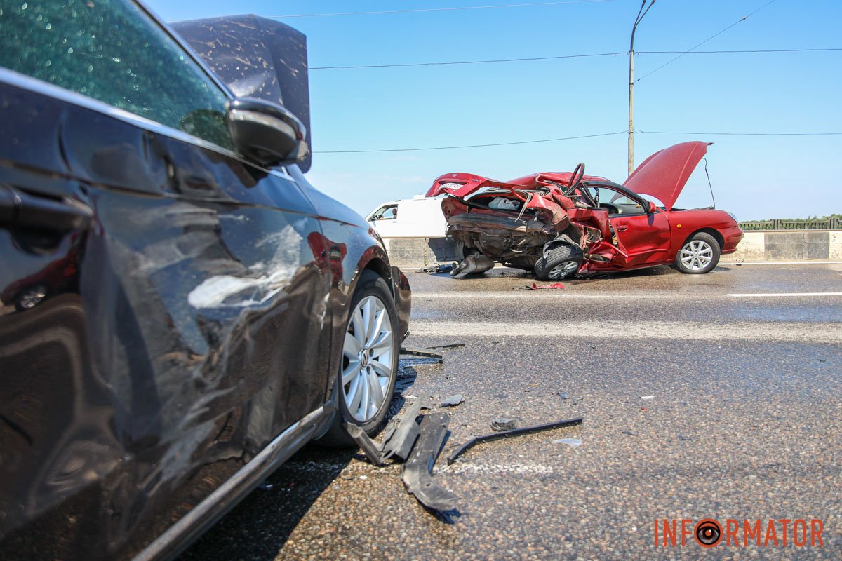 На дорозі уламки автівок 