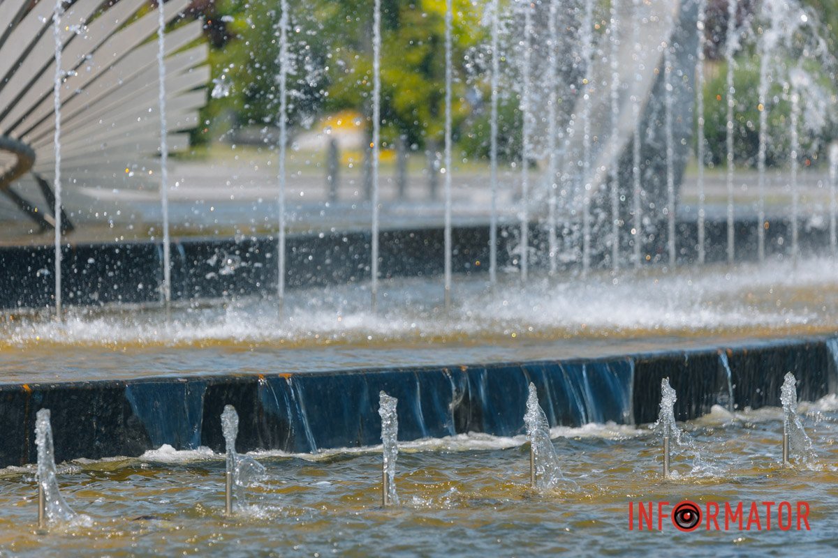 Перезавантажує