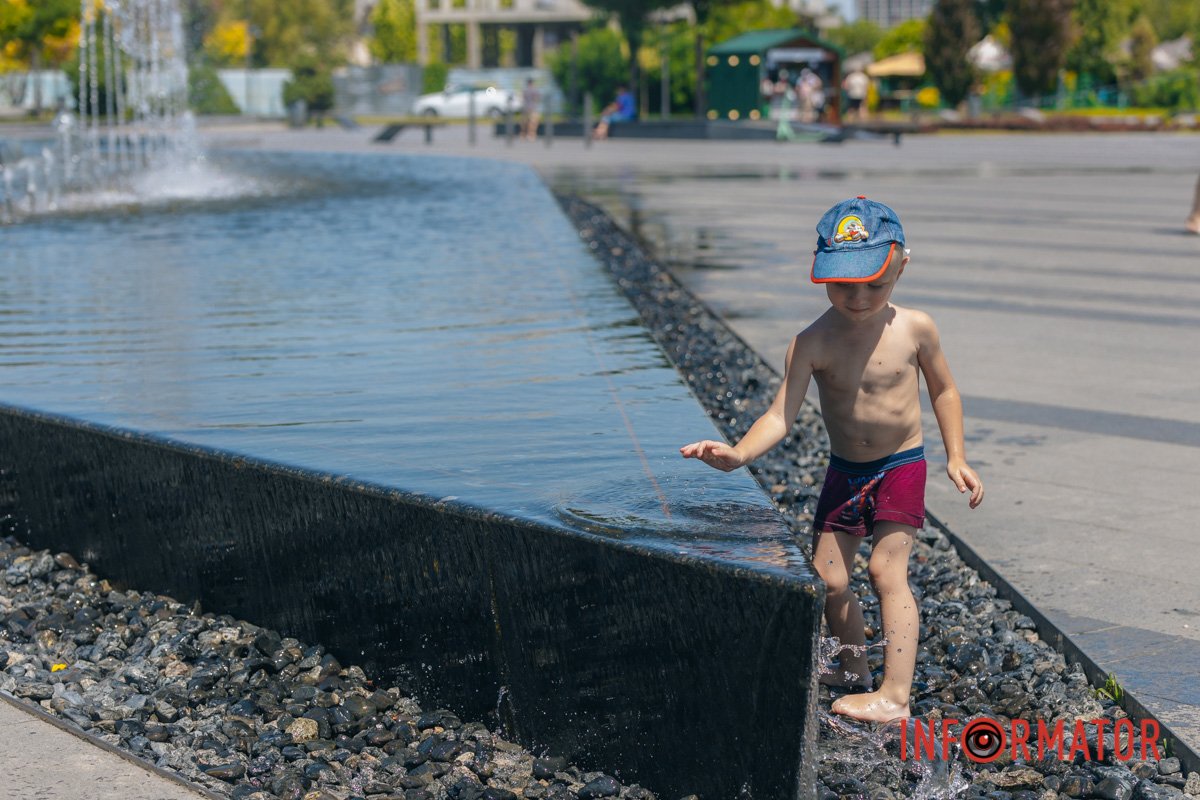Діти граються з водою