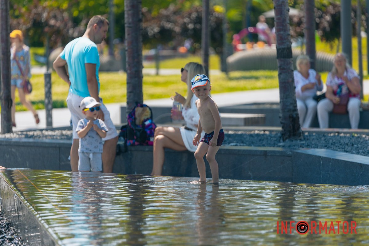 У літню спеку там купаються діти
