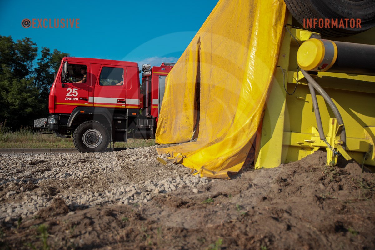 Фура з вантажем