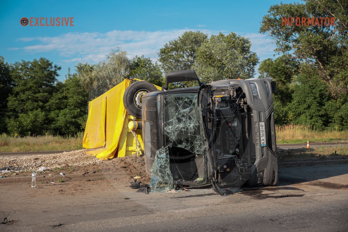 Перекинулася на роздільній смузі
