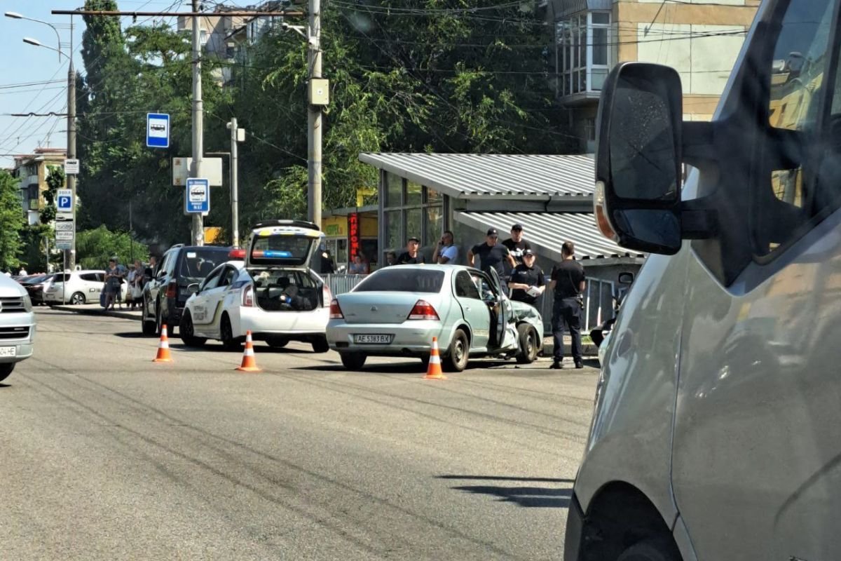 У середу, 5 липня, на перехресті Слобожанського проспекту та вулиці Калинової сталася аварія У середу, 5 липня, на перехресті Слобожанського проспекту та вулиці Калинової сталася аварія