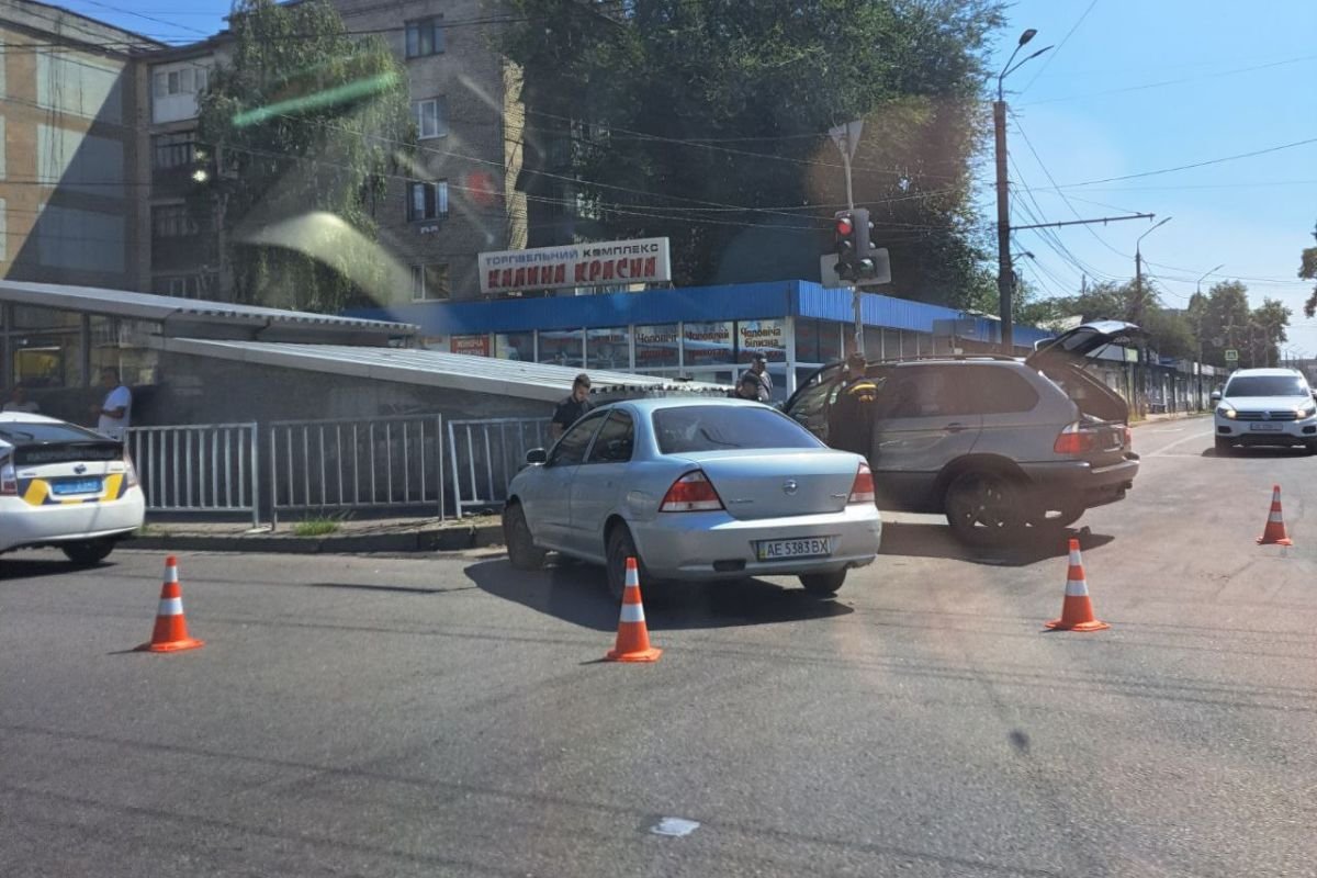 Там зіштовхнулись BMW X5 та Nissan Almera Там зіштовхнулись BMW X5 та Nissan Almera