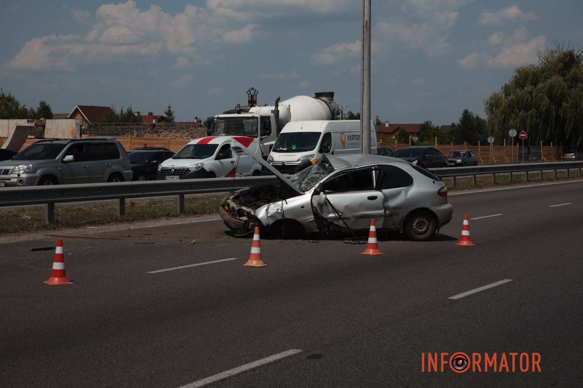 Від удару машина перекинулася