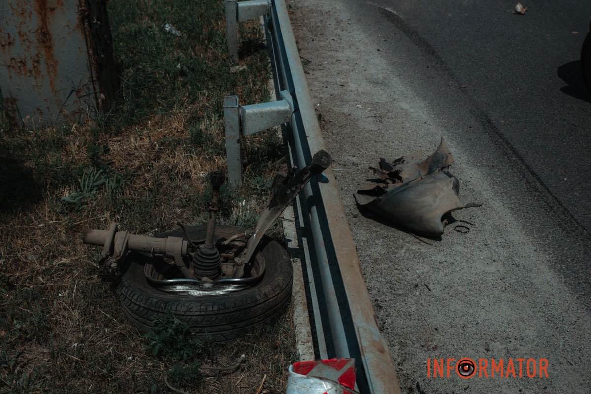 За попередніми даними, водій намагався уникнути зіткнення з фурою та врізався в відбійник