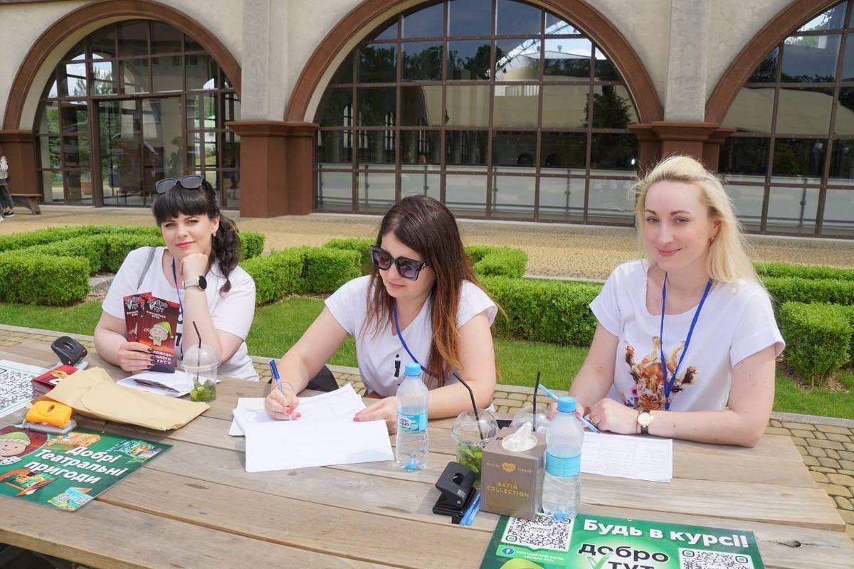 Всі вони - учасники театрального конкурсу від благодійного фонду «Добро ТУТ».