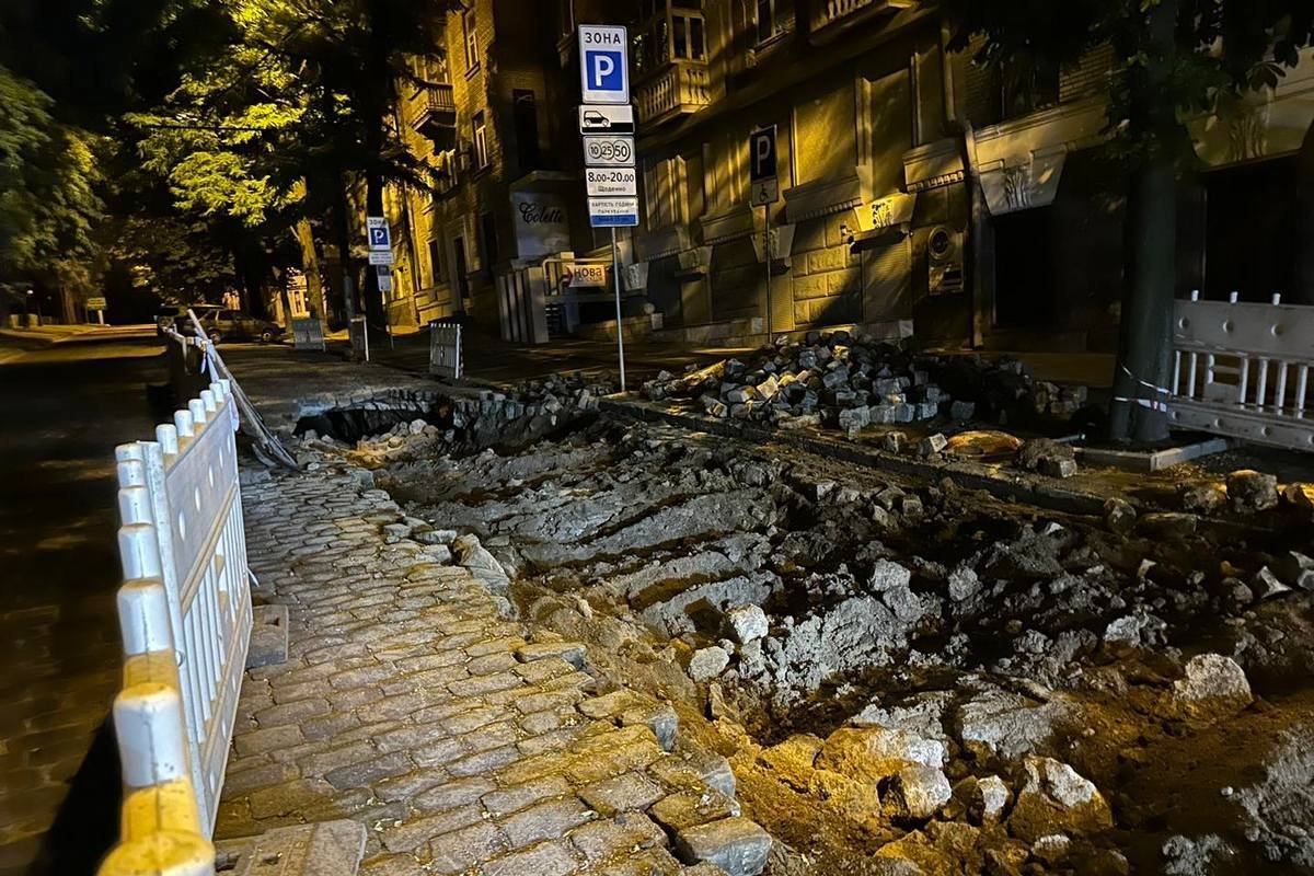 Наразі працівники розібрали бруківку над просадкою