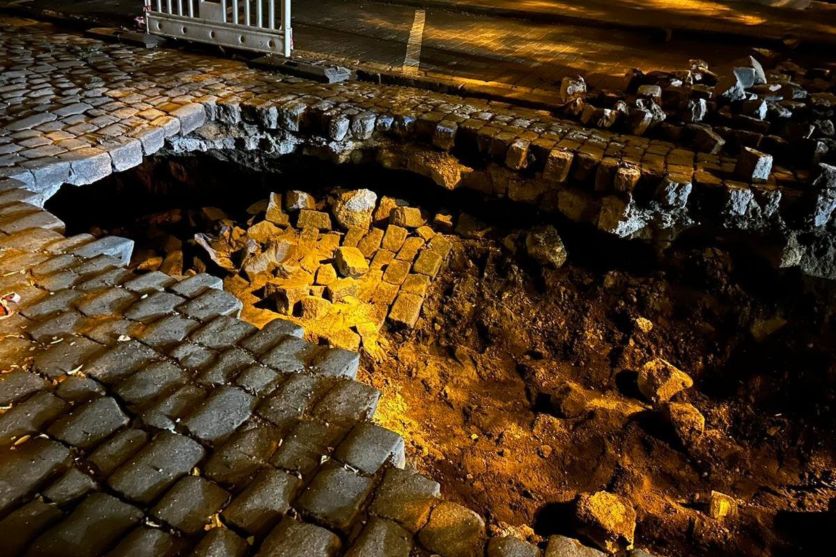 Після — місце засиплять піском, облаштують нову основу для дорожнього покриття та відновлять бруківку