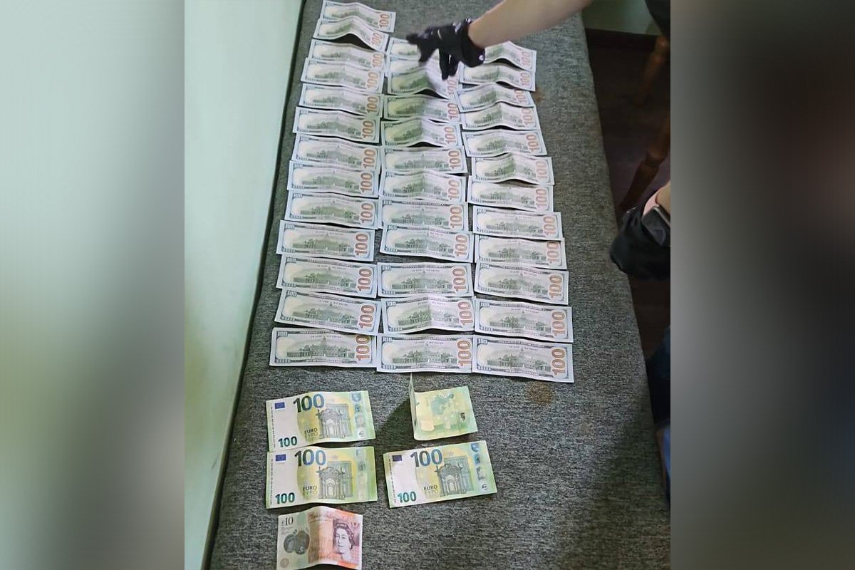 За місцями проживання та в автомобілях зловмисників правоохоронці провели обшуки