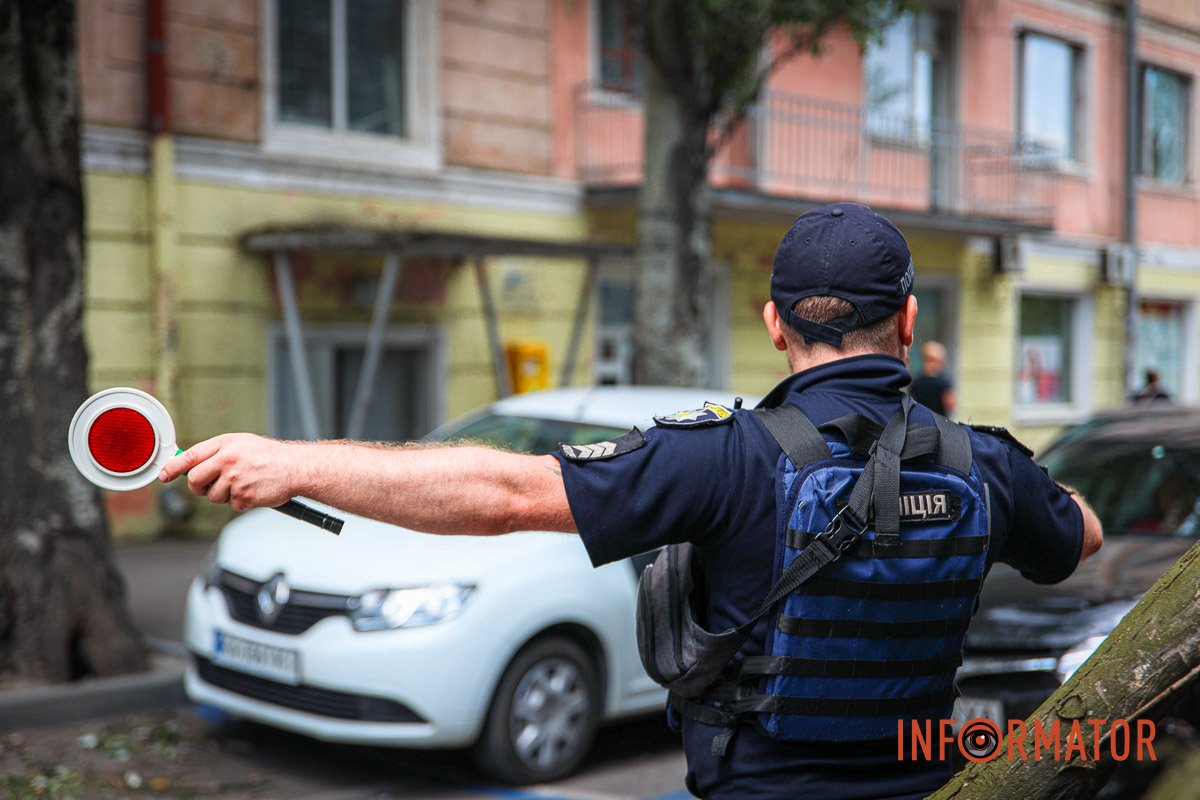 Поліцейський регулює рух Поліцейський регулює рух