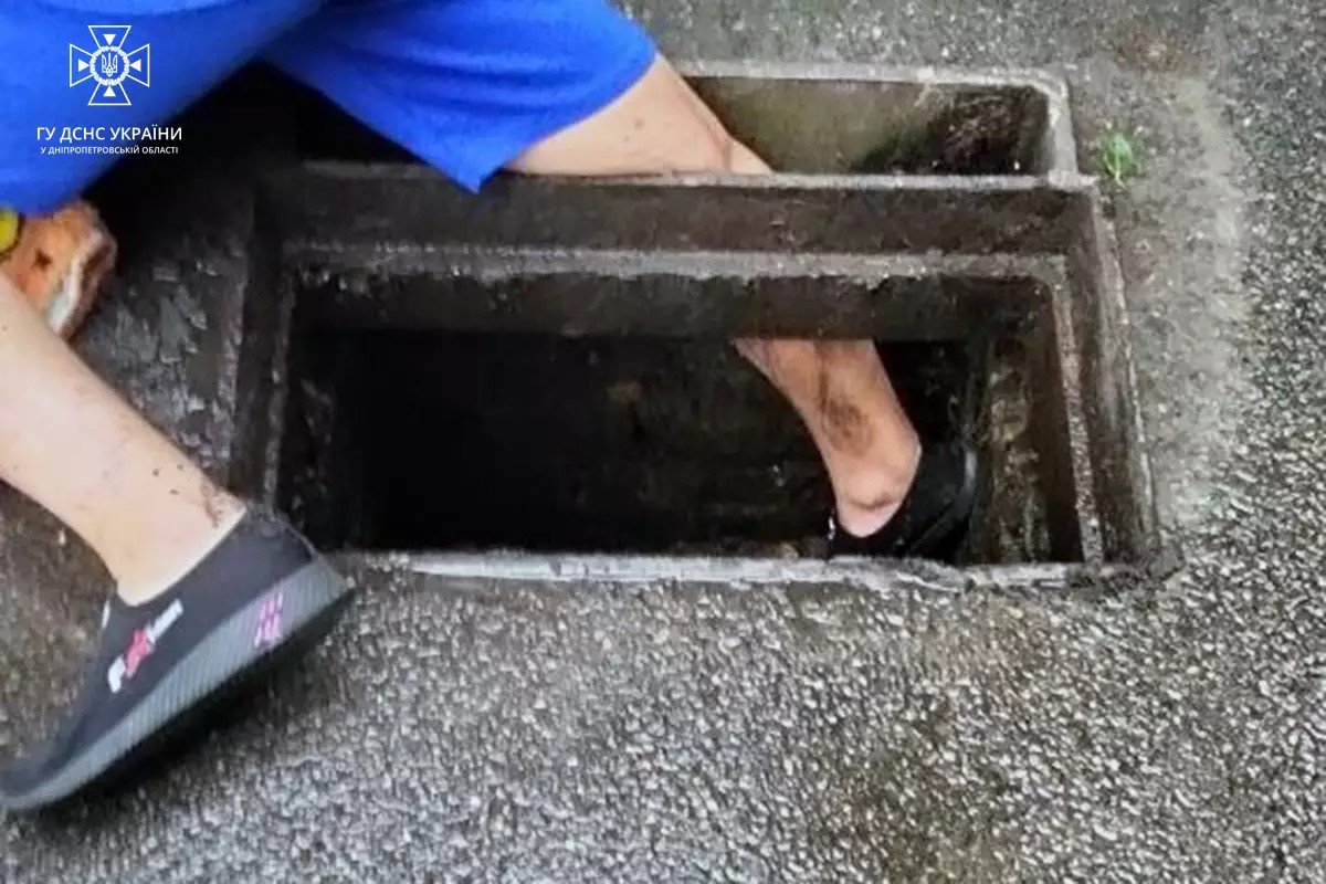 В Днепре на Коробове 12-летний мальчик застрял ногой в сливной решетке: пришлось вызвать спасателей 1
