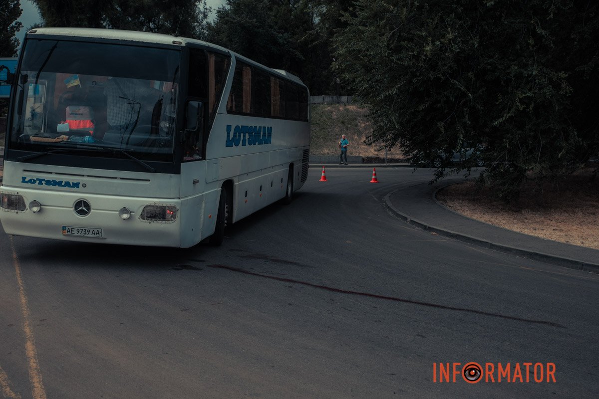 Тут автобус Mercedes збив двох пішоходів Тут автобус Mercedes збив двох пішоходів