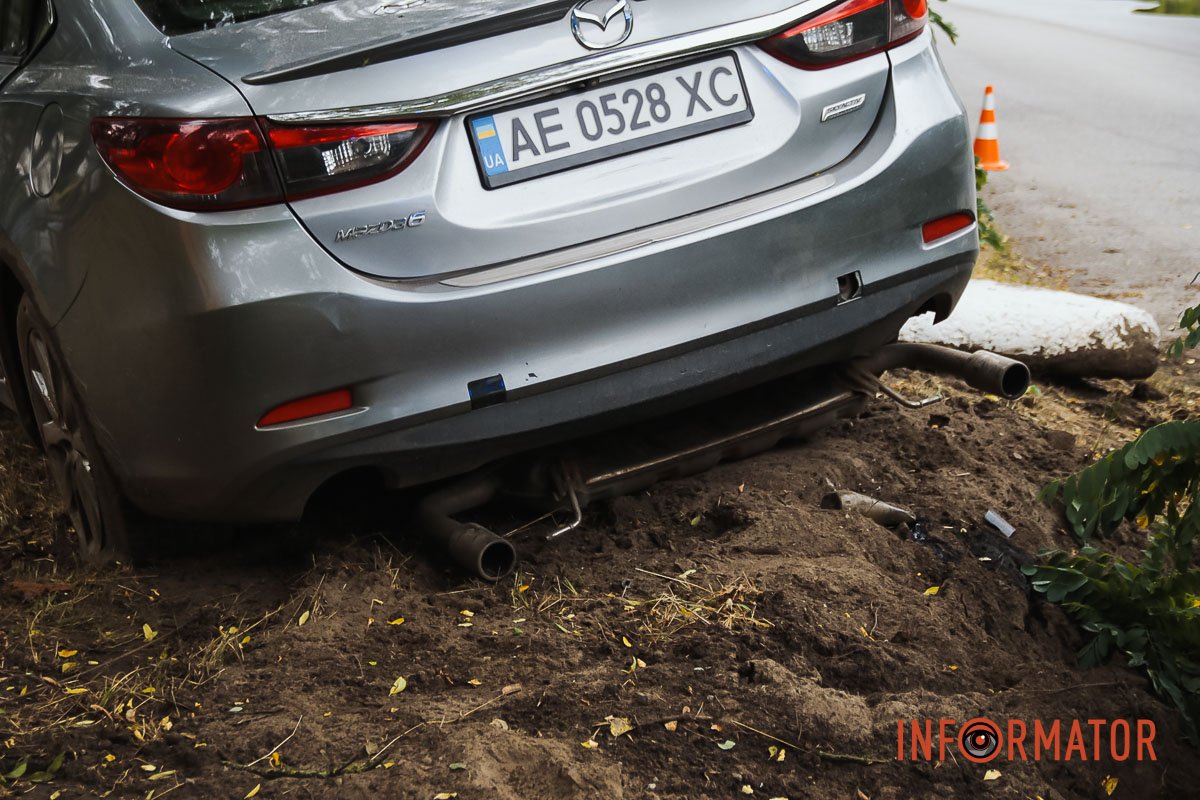Тут Mazda влетіла в дерево Тут Mazda влетіла в дерево