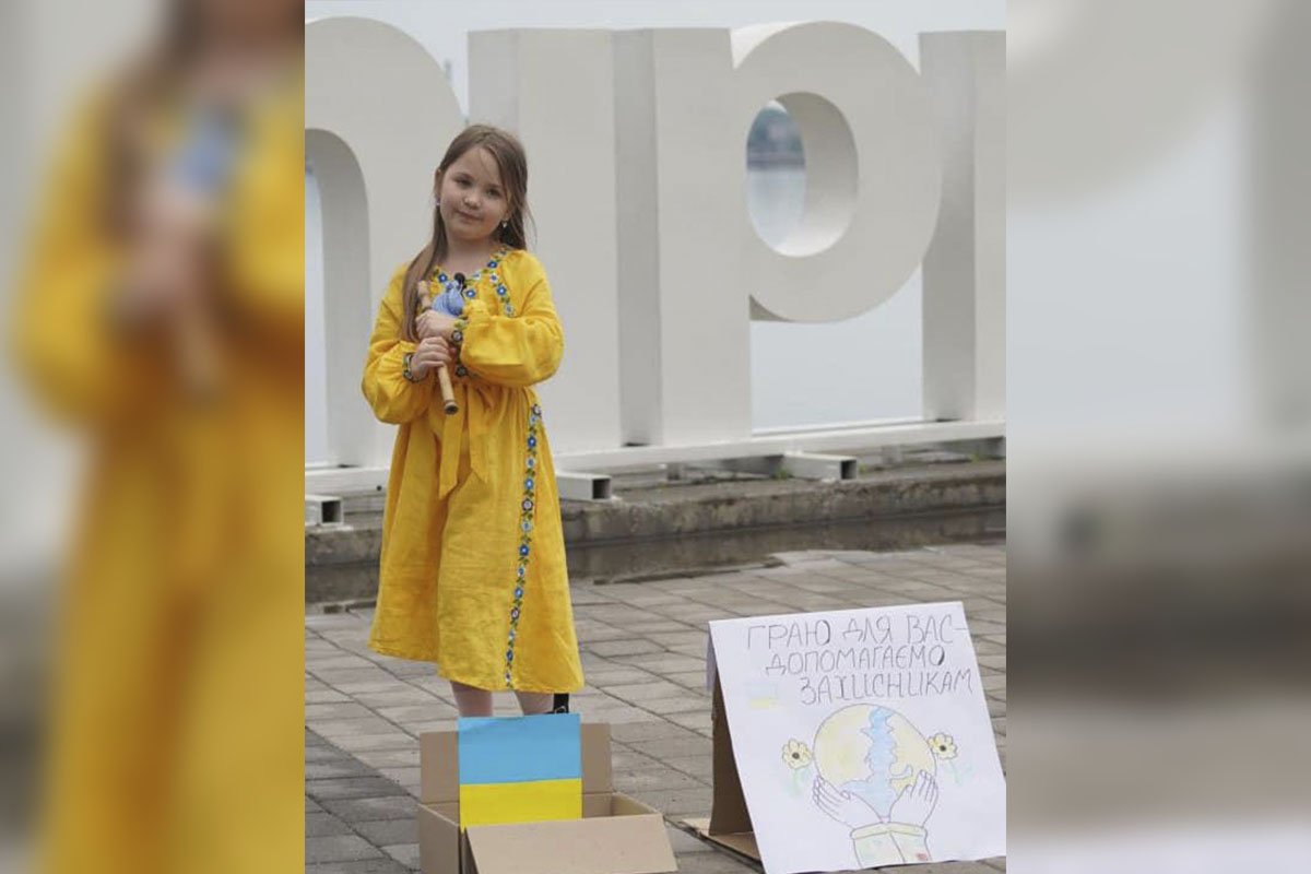 Дівчинка з Дніпра збирає гроші на ЗСУ