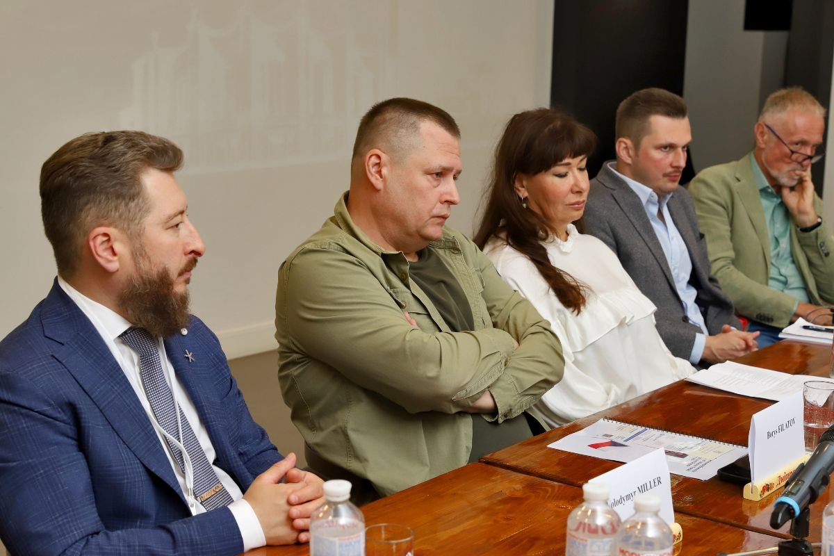 С дипломатами пообщался Борис Филатов