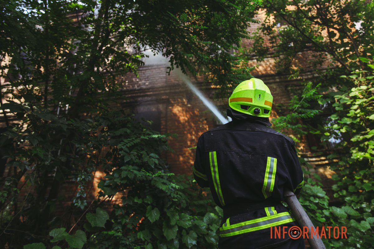 Рятувальники понад годину гасят пожежу Рятувальники понад годину гасят пожежу