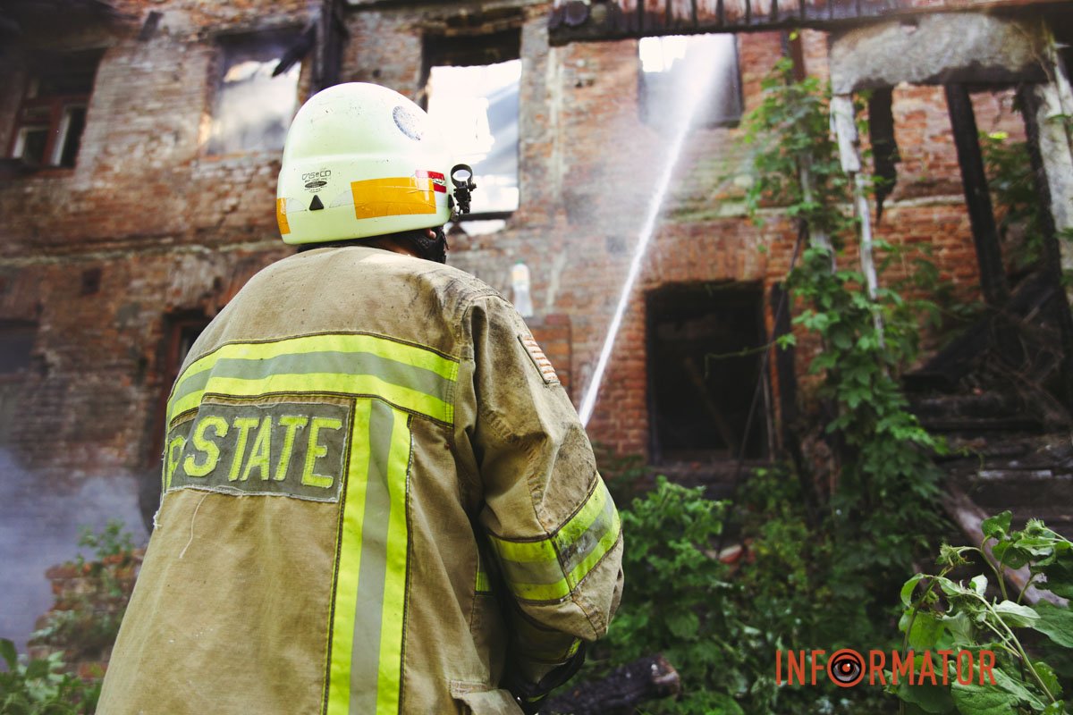 Горять 2 та 3 поверхи будівлі Горять 2 та 3 поверхи будівлі