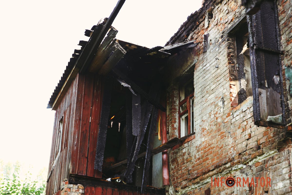 Тут загорілася триповерхова закинута будівля Тут загорілася триповерхова закинута будівля