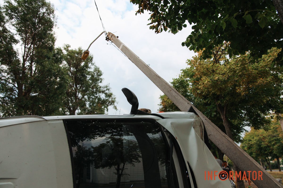 Електроопора впала на машину Електроопора впала на машину