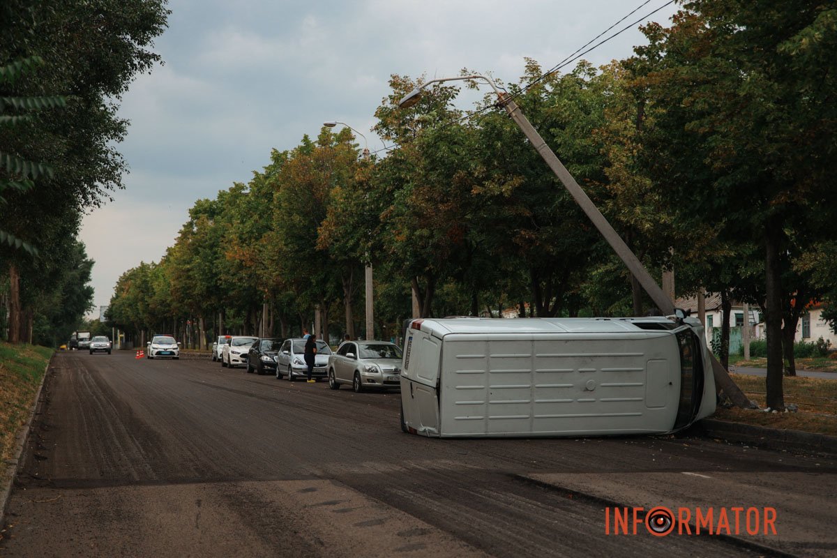 Водій вантажівки намагався уникнути зіткнення з нею і підрізав Mercedes, який їхав поруч Водій вантажівки намагався уникнути зіткнення з нею і підрізав Mercedes, який їхав поруч
