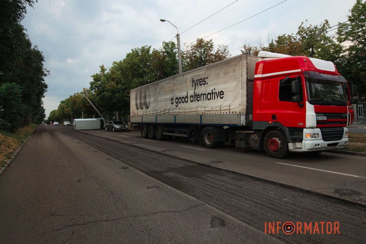 Тут Mercedes Sprinter врізався в стовп та перекинувся Тут Mercedes Sprinter врізався в стовп та перекинувся