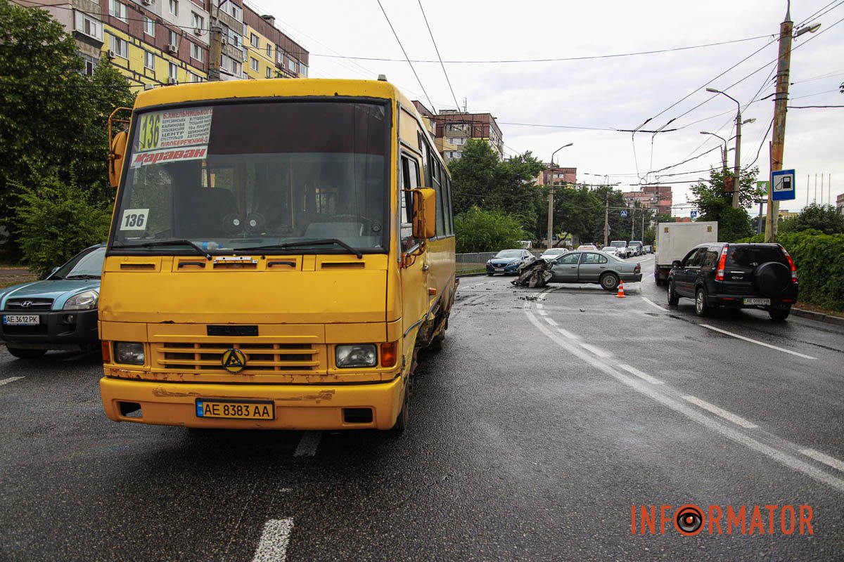 Nissan їхав зі сторони Калинової по Марії Лисиченко в напрямку Донецького шосе Nissan їхав зі сторони Калинової по Марії Лисиченко в напрямку Донецького шосе