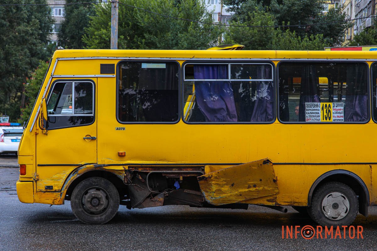 Зіштовхнулися автобус №136 та Nissan Maxima QX Зіштовхнулися автобус №136 та Nissan Maxima QX