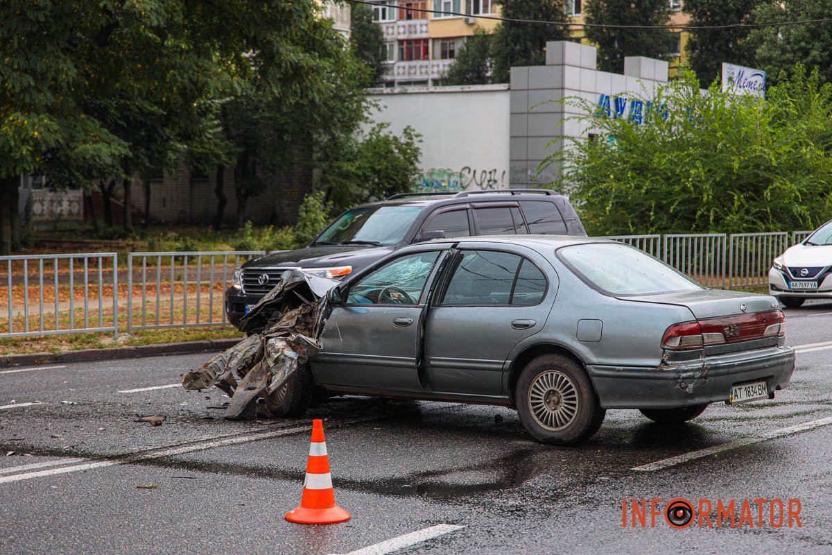 Постраждалих з місця аварії забрала "швидка" Постраждалих з місця аварії забрала "швидка"