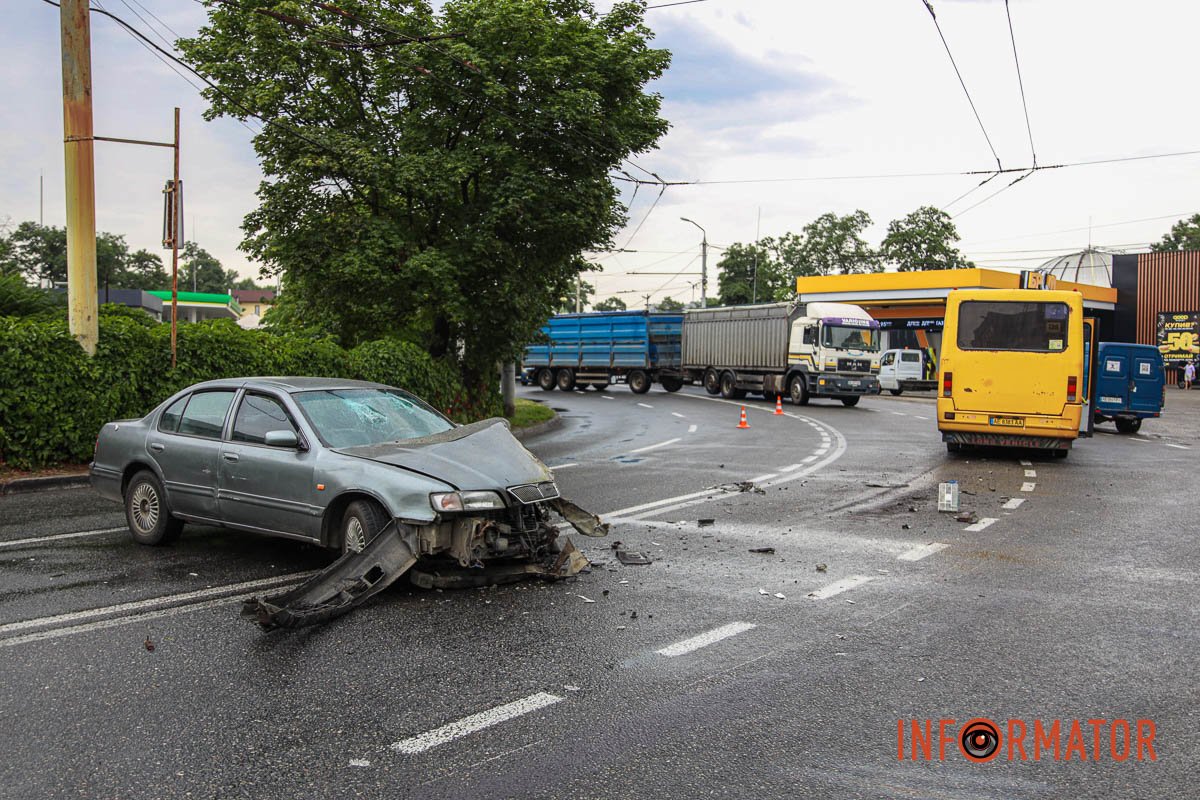 Внаслідок ДТП постраждали водій та пасажир Nissan Внаслідок ДТП постраждали водій та пасажир Nissan