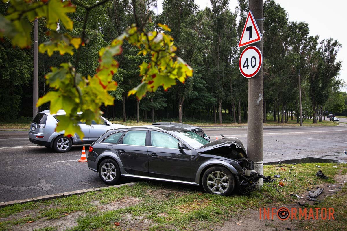 Біля АЗС "Окко" на Космічній Audi зіткнулась з Kia та врізалася у стовп