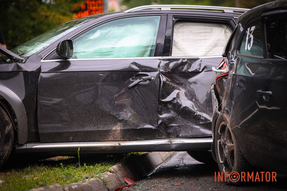 На склі Kia є наліпка з №13. Видно, не на фарт.