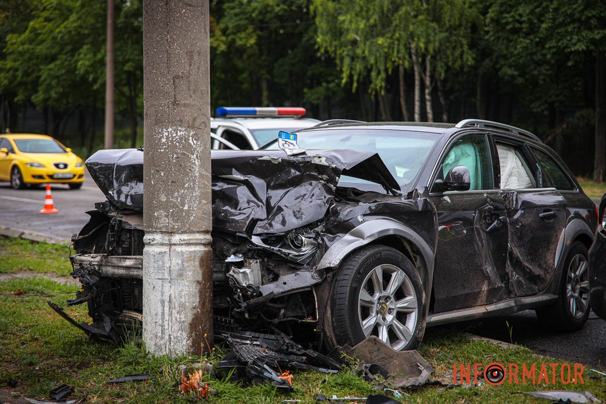 Audi врізалася у бетонний стовп