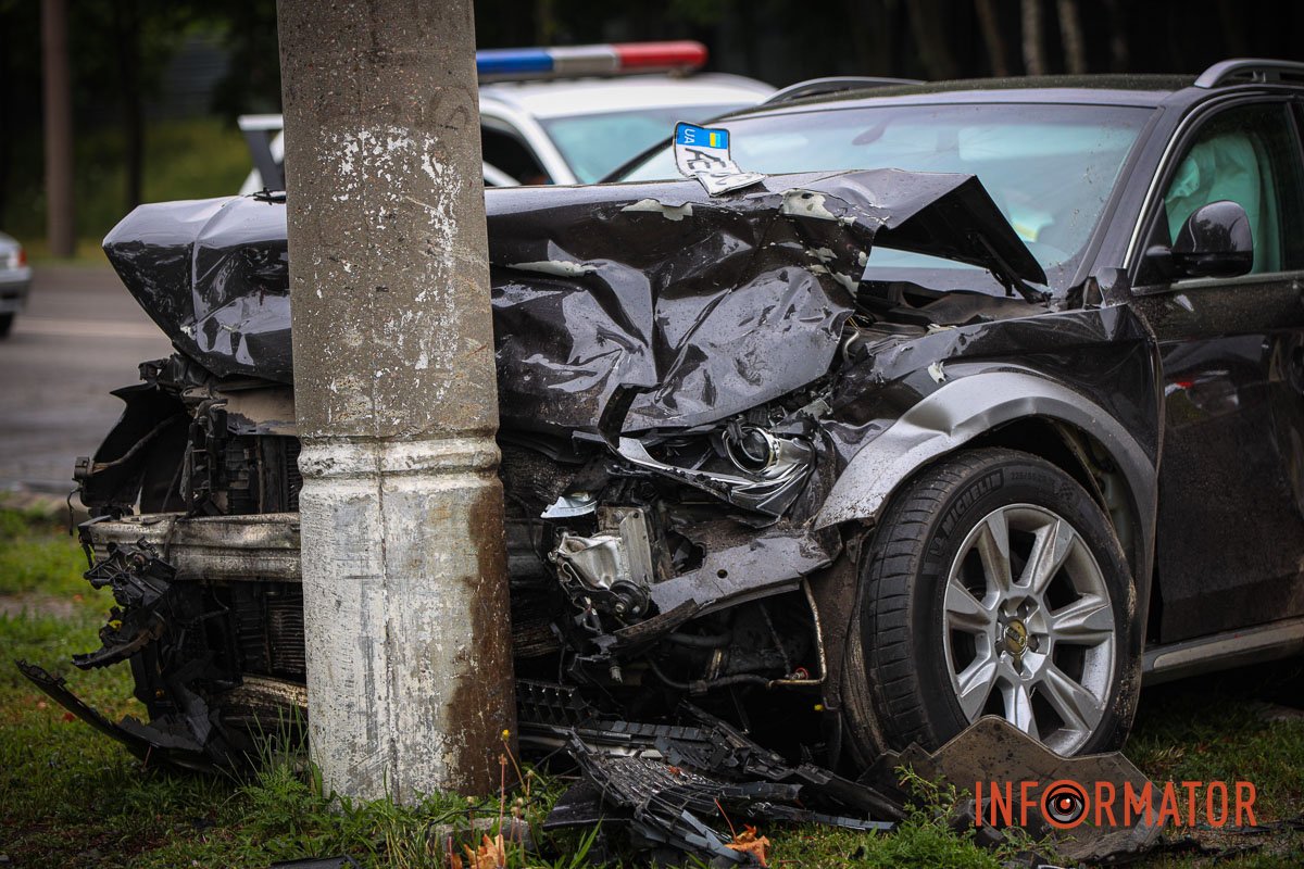 Audi врізалася в електроопору