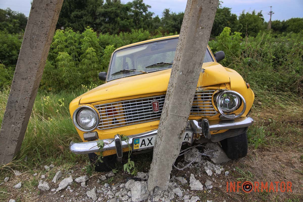 Комунальники обстежують стан опори і будуть її приводити до лад