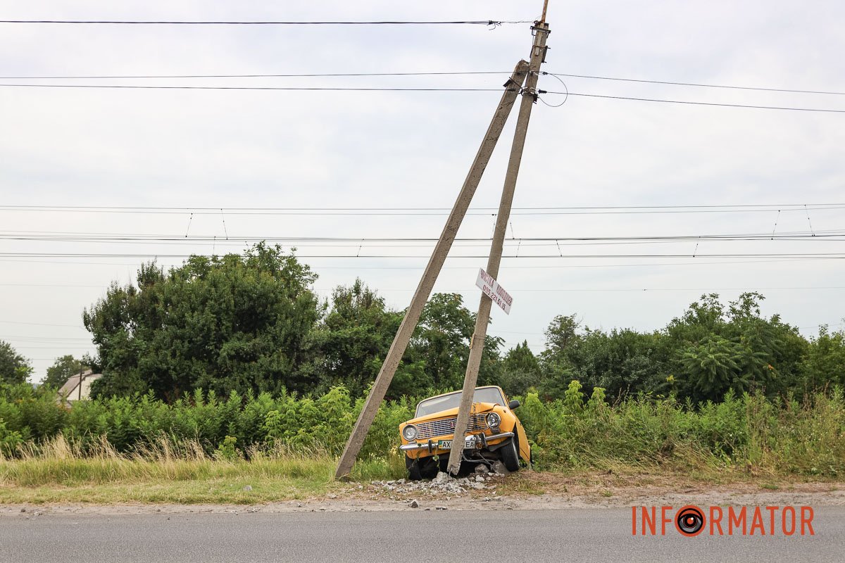 Під час руху ВАЗ врізався у бетонний стовп