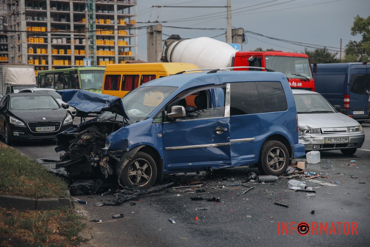 Там він зіштовхнувся з Volkswagen та Lada