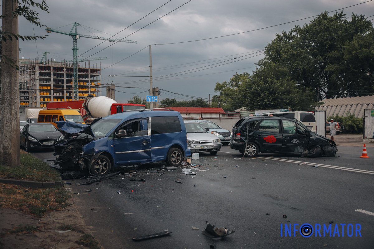Водій Renault втратив керування та виїхав на зустрічну смугу